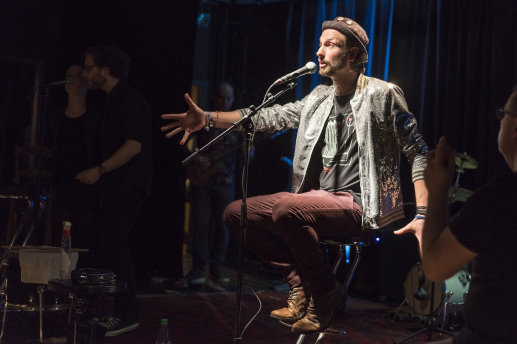 Improvisiertes Konzert mit Band