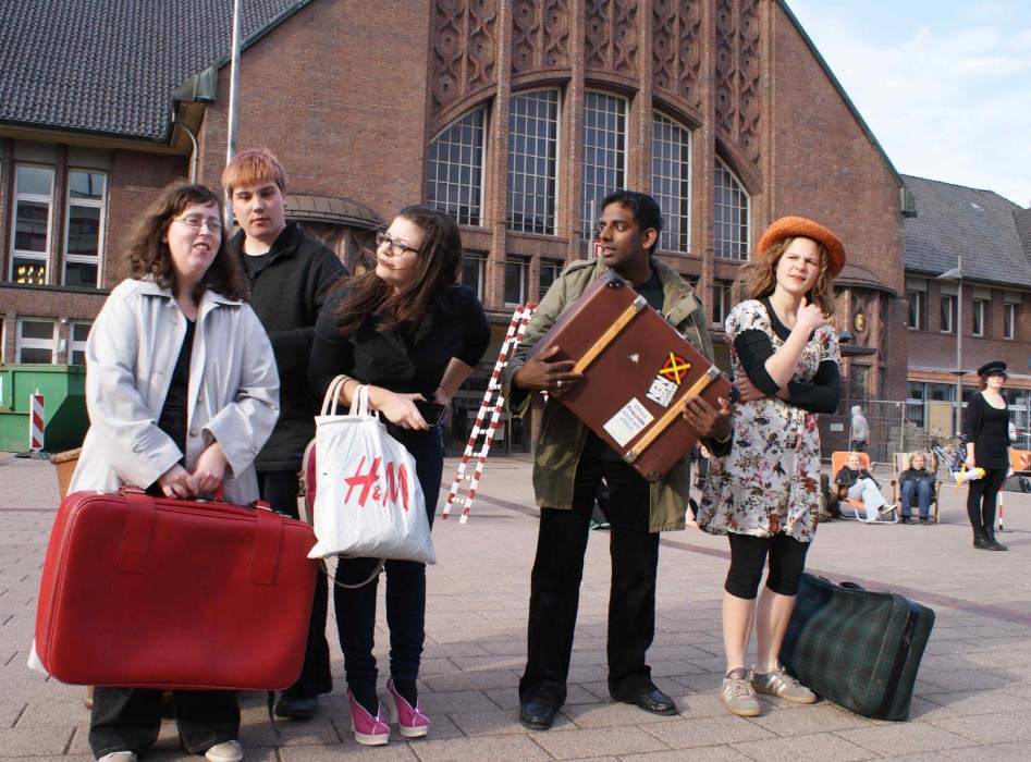 Theaterperformance am Hauptbahnhof 