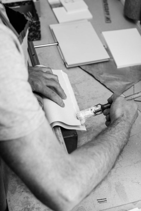 Der Buchbinder bei der Arbeit