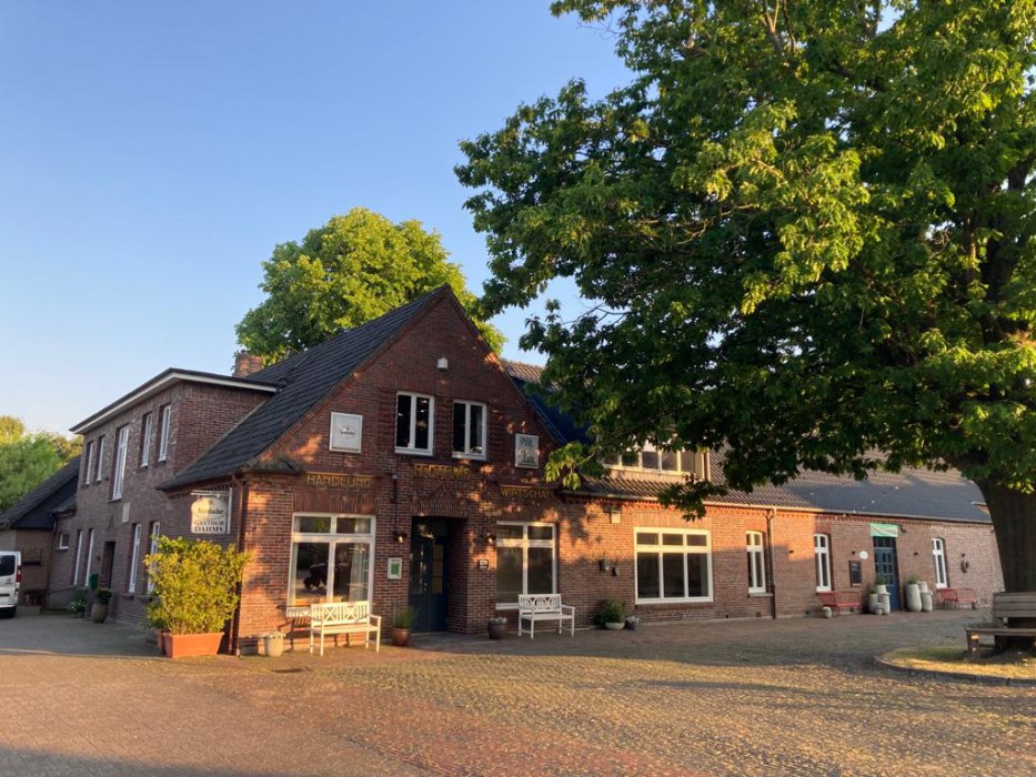 Frontalansicht Gasthof mit Kneipe, Saal und 3. Raum-im-Werden
