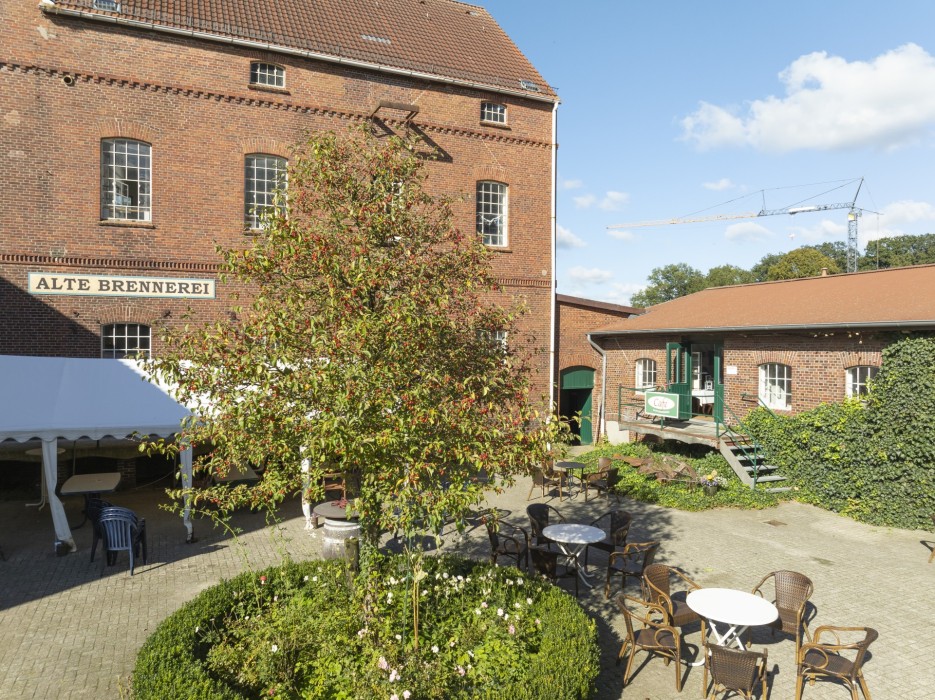 Der Innenhof und Zugang zum Café