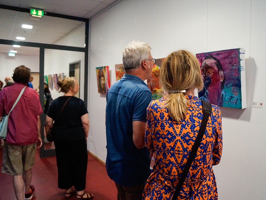 Bersucher*innen einer Ausstellung im VHS Haus